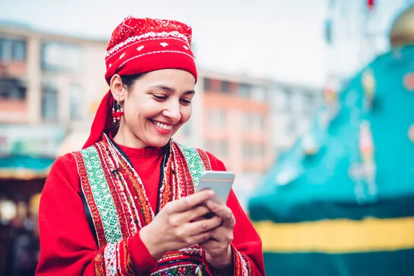 একজন তরুণী তার ফোনে আরাম করে গেম খেলছেন, আর চারপাশে ভাসছে ডায়নামিক ক্যাসিনো উপাদান—যা 777D অ্যাপের মসৃণ মোবাইল অভিজ্ঞতাকে ফুটিয়ে তোলে।