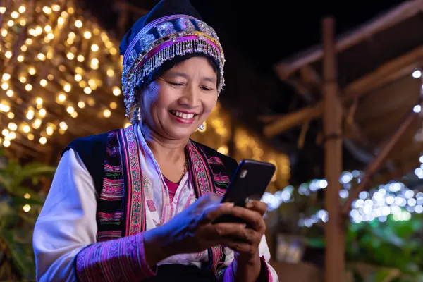 নিয়ন আলোয় আলোকিত পরিবেশে ক্যাসিনো চিপ হাতে এক অভিজাত নারী—যা 777D–এর প্রিমিয়াম অনলাইন ক্যাসিনো পরিবেশকে তুলে ধরে।