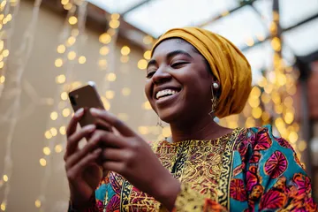 টাক্সেডো পরা একজন প্রফেশনাল ডিলার রুলেট টেবিলে খেলোয়াড়দের স্বাগত জানাচ্ছেন—যা 777D–এর আসল লাইভ ক্যাসিনো অনুভূতিকে প্রকাশ করে।