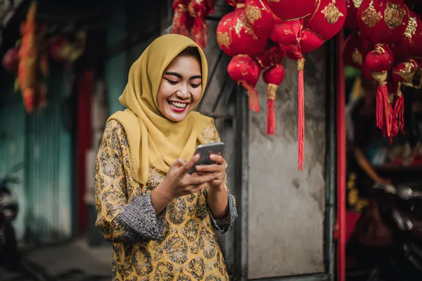 সোনালি কয়েনের ঝর্ণার মধ্যে ঘূর্ণায়মান একটি রুলেট চাকার ক্লোজ-আপ—যা 777D–এ গভীর ক্যাসিনো অ্যাকশনকে তুলে ধরে।