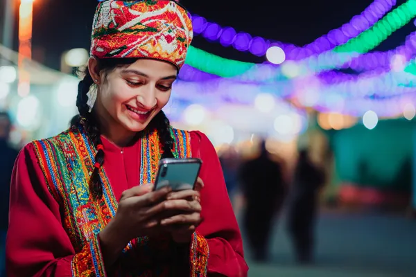 সবুজ বিলাসবহুল গাউন পরা এক নারী অলংকৃত রুলেট চাকার পাশে—যা 777D–এর উচ্চমানের ক্যাসিনো পরিবেশকে প্রকাশ করে।