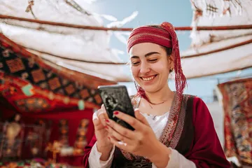 উজ্জ্বল স্লট মেশিনের পাশে হাস্যোজ্জ্বল এক নারী—যা 777D–এর রোমাঞ্চকর স্লট সংগ্রহকে উপস্থাপন করে।