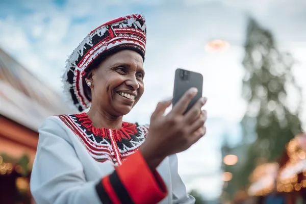 স্বর্ণমুদ্রা পরিবেষ্টিত এক স্লট রিলে জয়ী ‘সেভেন’ প্রতীকের নাটকীয় দৃশ্য—যা বড় জয়ের প্রতীক।
